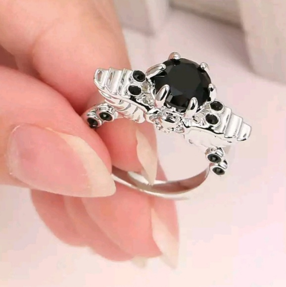 *SALE* New Classic Winged Skull Black Sapphire Solitaire White Gold Ring. - Picture 2 of 3